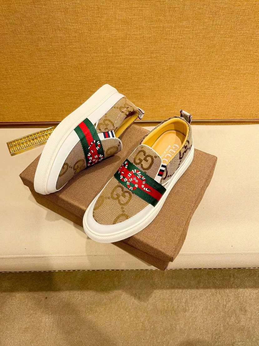 Factory price 400. [Gucci] Gucci's latest 🎁🎁 fashionable casual men's shoes 👟, hot style 💥 simple and elegant style, exclusive for trendy men. Unique official website latest brand 👑 original decoration, fashionable and generous, original cowhide leather ✅ breathable sheepskin lining, official website designated wear-resistant casual outsole, classic model taken in real life 🎬38-44. Can be customized45